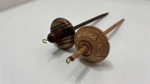 Herramientas de hilado artesanales de madera con espirales decorativas para la fabricación de hilo. - Product Image 3