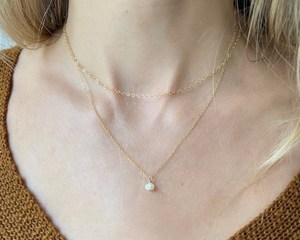 สร้อยคอไข่มุกทรงหยดน้ำสีทอง สร้อยคอไข่มุกหลายชั้นแบบเรียบหรู ชุดสร้อยคอประดับพลอยประจำเดือนมิถุนายน ของขวัญเครื่องประดับทำมือสุดหรูสำหรับผู้หญิง - Product Image 3