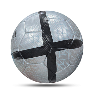 Ballon de football classique, motif gaufré argenté et noir, durable, haute rétention d'air, 410g, pour entraînement et match - Product Image 1