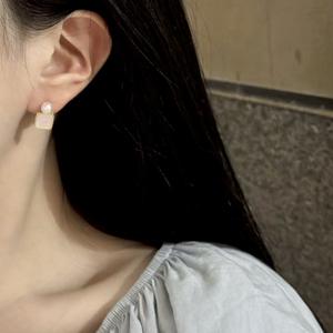 Pendientes de Acero de Titanio con Temperamento Elegante Europeo Americano, Geométricos, Cuadrados, con Perlas, Modernos, Ligeros, Transfronterizos - Product Image 4