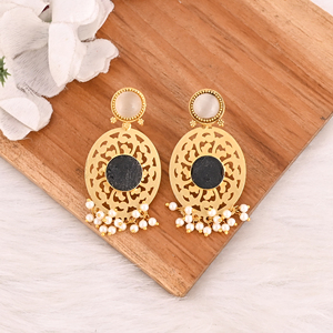 Boucles d'oreilles en laiton plaqué or avec pierres précieuses œil-de-chat blanc et onyx noir, serties à la main, par Shilpi Impex, bijoux de mode pour femmes - Product Image 2