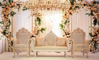 Ensemble de canapés de scène de mariage dorés élégants et luxueux pour réceptions et événements nuptiaux, idéal pour les salles de mariage aux États-Unis