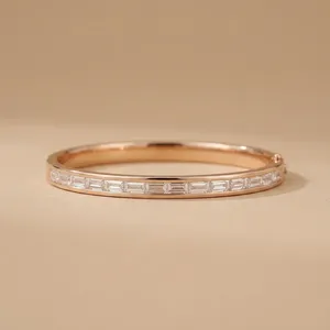 Brazalete de Oro Rosa de 14k con Diamantes Certificados IGI en Corte Baguette, Diseño Geométrico Clásico para Uso Diario - Product Image 1