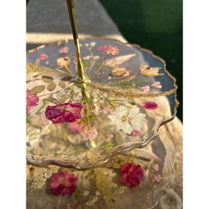 Soporte de Pastel de Dos Niveles de Vidrio con Diseño Floral, Bandeja de Servicio Multicapa Hecha a Mano con Asa de Metal Dorado - Product Image 4