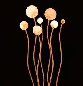 Piquet de jardin moderne en métal rouge en forme de roseau, sculpture décorative contemporaine pour extérieur - Product Image 5