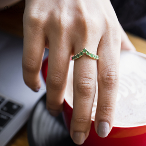 Anillo de Boda Hecho a Mano en Oro Amarillo de 14K, con Esmeralda de 3mm en Engaste Chevron, Gema Natural, Joyería de Alta Calidad para Aniversario, Venta al Por Mayor - Product Image 4