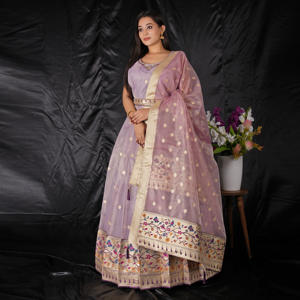 ชุดเดรสสไตล์อานาร์กาลีผ้าไหมบานาราซี พร้อมผ้าคลุมไหล่ปักลายดิ้นทอง ดีไซน์หรูหรา เหมาะสำหรับงานเลี้ยงและงานเฉลิมฉลอง - Product Image 1