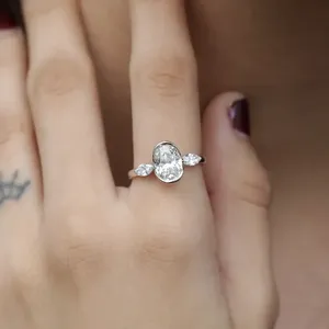 Bague de fiançailles ovale à demi-cercle sertie de trois diamants, look royal, avec clarté VVS-VS certifiée IGI. Achetez directement en Inde. - Product Image 2