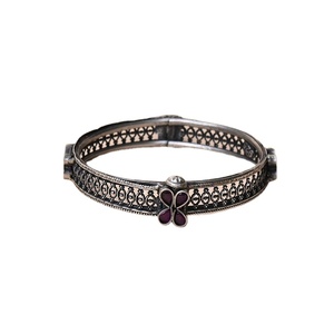 Proveedor de origen indio de brazaletes con tachuelas de piedra de rubí de plata oxidada con motivos florales para uso de regalos de bodas y fiestas - Product Image 1