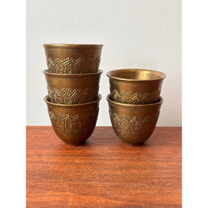 Ensemble élégant de tasses et soucoupes en métal avec plateau – Vaisselle durable, de qualité alimentaire et finition haut de gamme pour servir le thé et le café avec style - Product Image 6