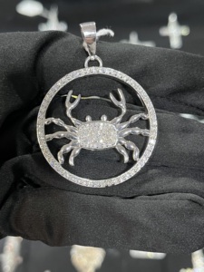 Colgante de Cangrejo de Lujo Personalizado Chapado en Oro de Plata 925 con Diseño de Halo Redondo y Moissanita, Joyería Hip Hop Unisex al por Mayor - Product Image 1
