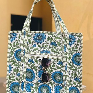 Bolsa de Mano de Algodón Acolchada con Estampado Floral, Bolsa de Compras y Viaje Grande, Elegante Bolsa de Mano para Mujer, Diseño Espacioso y Duradero - Product Image 1