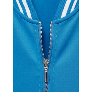 Veste universitaire tendance pour femme, confectionnée avec un matériau confortable et des détails côtelés élégants pour un style moderne au quotidien. - Product Image 6
