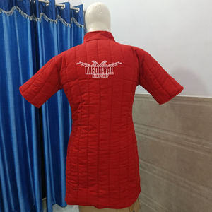 Gambesón medieval acolchado rojo de algodón hecho a mano con bordados artesanales, chaqueta de armadura para recreación histórica y disfraz de Halloween. - Product Image 5