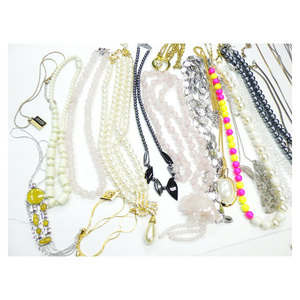 Prix Exceptionnels : Lot de 50 Colliers et Pendentifs Perlés de Qualité, d'Occasion, Assortis, Tendance et Élégants - Product Image 1