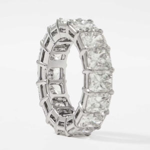 Anillo de compromiso de diseño premium con banda de eternidad completa de diamantes cultivados en laboratorio de corte radiante de 10.00 quilates en oro blanco de 14 quilates - Product Image 1