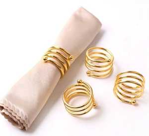 Anneaux de serviette modernes ronds en perles et métal, écologiques et durables, avec serviette beige pour la décoration de table de mariage - Product Image 4