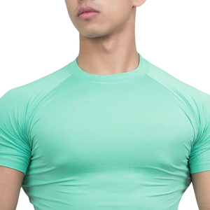 Diseño ajustado al cuerpo que permite movimiento libre. Camisetas de compresión para hombre diseñadas para correr, hacer ejercicio y entrenar. Camisetas de compresión para hombre. - Product Image 5