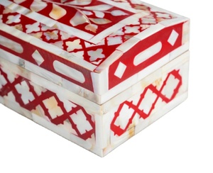 Boîtes de décoration d'intérieur en bois et acrylique de créateur en plusieurs finitions, parfaites pour organiser des bijoux et les offrir - Product Image 1