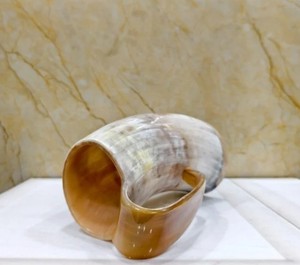 Mug en corne d'Afrique naturelle de haute qualité avec base en bois et poignée pour les boissons de fête - Product Image 5
