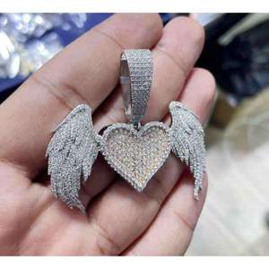 Colgante de Moissanita en Forma de Corazón con Alas de Ángel, Corte Baguette, Plata de Ley 925 con Baño de Oro, Joyería Fina, Regalo para Ella - Product Image 1