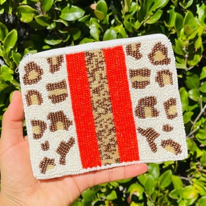 Monedero único con cuentas de semillas y motivos coloridos, diseñado para quienes aprecian los accesorios artísticos. - Product Image 2