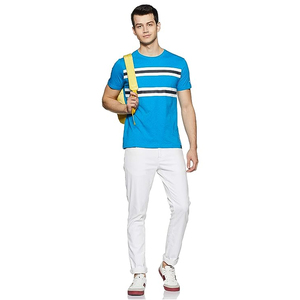 T-shirt rayé à manches courtes pour homme, col rond, coupe classique, haut tricoté décontracté, pantalon bleu et blanc, baskets - Product Image 2