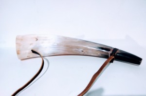 Corneta de Caza de Cuerno de Búfalo Pulido con Tacto Real, Anillo de Latón, Estilo Animal Hecho a Mano, Corneta Natural para Tocar - Product Image 3
