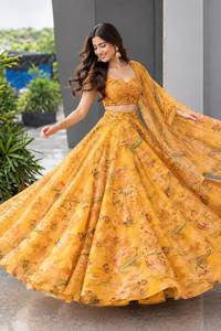 Ensemble prêt-à-porter de lehenga en organza imprimé numériquement par un designer, avec chemisier imprimé en organza et dupatta en georgette. - Product Image 2