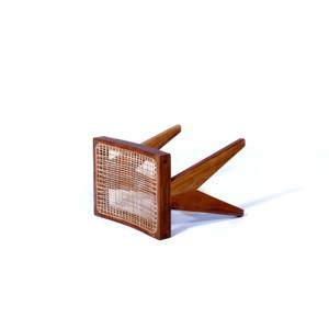 Tabouret en bois massif de style Pierre Jeanneret, design Mid-Century Modern, avec assise en rotin et pieds en V, pour la vente en gros - Product Image 6