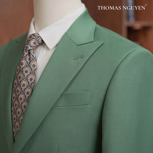 Traje de dos piezas para hombre en verde mineral, con chaqueta y pantalones de alta gama de la colección Nature Colors. - Product Image 2
