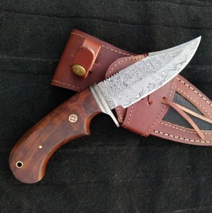 Couteau de chasse, de dépecage et utilitaire haut de gamme en acier Damas fait main, lame fixe, manche en bois, étui en cuir, pour la vente en gros aux États-Unis - Product Image 2