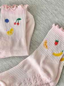 Chaussettes de Pilates BSCI en gros avec broderie mignonne de fruits, ours et cupcakes, logo personnalisé, antidérapantes et à volants pour la gym, le yoga et la barre - Product Image 4