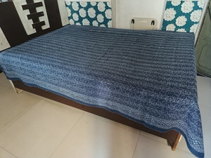 Cubrecama Bohemio con Estampado Floral, Moderno, para Todas las Estaciones, de Algodón, Patchwork, Hecho a Mano en Rajasthan, Color Índigo Azul - Product Image 1