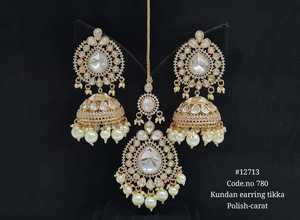 Ensemble de boucles d'oreilles et tikka Kundan plaqué or, en forme de cloche, avec perles et bijoux floraux Kundan pour femmes, pour mariage et fêtes. - Product Image 3