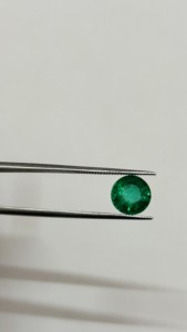Émeraude zambienne naturelle de 2,16 carats, taille brillant ronde, couleur vert vif, par Sadiya International - Product Image 4