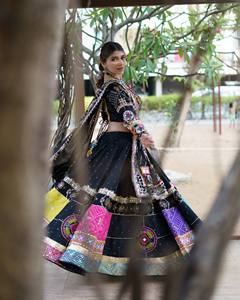 Conjunto de Lehenga de Algodón Muselina Pesado Royal Mirror Glow, Completamente Cosido, Largo hasta el Suelo, Sin Arrugas, de Secado Rápido, con Trabajo de Espejo Real y Encaje Lampi - Product Image 6