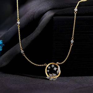 Collier en diamant Cercle de feuilles célestes avec motif scintillant flottant et accent botanique - Product Image 4