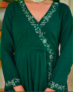 Conjunto de Kurta y Dupatta Mul Angrakha en Verde Botella - Product Image 3