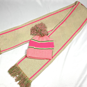 Alpha Kapa Alpha (AKA) Conjunto de Bufanda Larga y Gorro de Punto Grueso Rosa Crema Premium con Borlas de Lujo, Accesorio de Invierno Unisex para Hermandad - Product Image 1