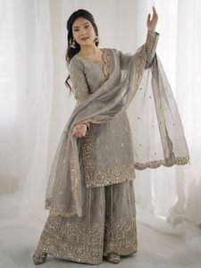 Ensemble Sharara élégant avec dupatta, broderie lourde et travail de sequins, tenue ethnique de créateur pour fêtes et mariages - Product Image 5