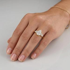 Bague solitaire en or jaune 14 carats avec diamant de laboratoire certifié IGI, 1,50 carat, clarté VS1, couleur F, taille poire, pour mariage - Product Image 4