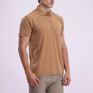 Las camisetas polo personalizadas de marca privada representan prendas de alta calidad con confección de primera calidad, hechas con 100% algodón de un agente de suministro global. - Product Image 4