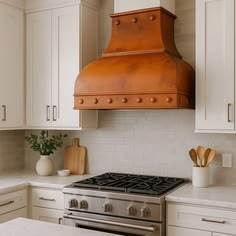 Hotte de cuisine élégante en cuivre martelé, conçue pour les cuisines haut de gamme, offrant un flux d'air efficace et un attrait décoratif luxueux. - Product Image 5