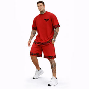 Ensemble streetwear homme noir et or 2 pièces personnalisé, t-shirt graphique de luxe et short, tenue urbaine d'été - Product Image 4