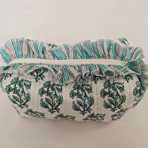 Elegante y Moderno Estuche Cosmético de Algodón con Volantes y Diseño Floral Ecológico, Hecho a Mano, Organizador para Maquillaje, Joyas, Lápiz Labial y Loción - Product Image 1