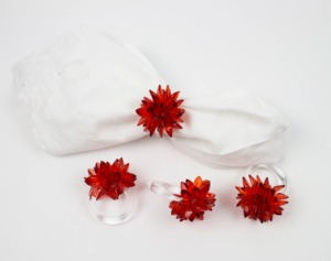 แหวนรองผ้าเช็ดปากรูปดอกไม้คริสตัลสีแดงหรูหรา ของตกแต่งโต๊ะสำหรับเทศกาลวันหยุด ที่วางผ้าเช็ดปากอะคริลิคสีแดงทับทิมสุดหรู - Product Image 6