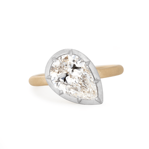 แหวนเพชรทรงลูกแพร์ 3 กะรัต รุ่นไทม์เลส ผลิตจากเพชรเลี้ยงในห้องปฏิบัติการ ตัวเรือนทองคำแท้ 14K สำหรับผู้หญิง ดีไซน์หรูหรา สองสี ทองคำขาวขอบตัวเรือนแบบด้าน ทองคำเหลือง - Product Image 2