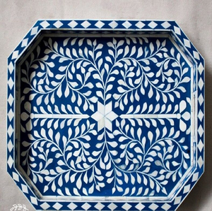 Bandeja con incrustaciones de hueso y hojas azules, con marco de madera natural, disponible a precios de mayorista, perfecta para entornos rústicos pero sofisticados. - Product Image 5