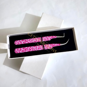 Juego de Pinzas para Pestañas GETUP BROSONS de Acero Inoxidable de Alta Precisión y Durabilidad, 2 Piezas, Agarre de Diamante, Caja Personalizada con Estampado de Leopardo Rosa - Product Image 2